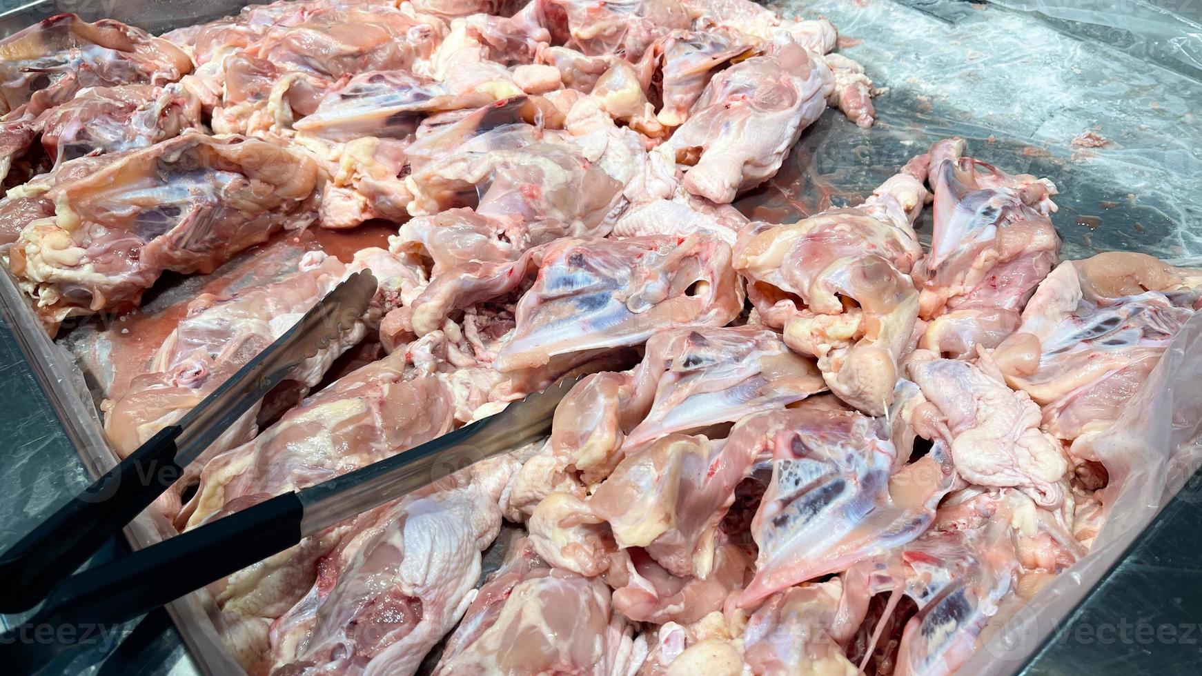 råa kyckling revben säljs på marknaden. de är perfekta för att göra soppor och bra ingrediens i matlagning. foto