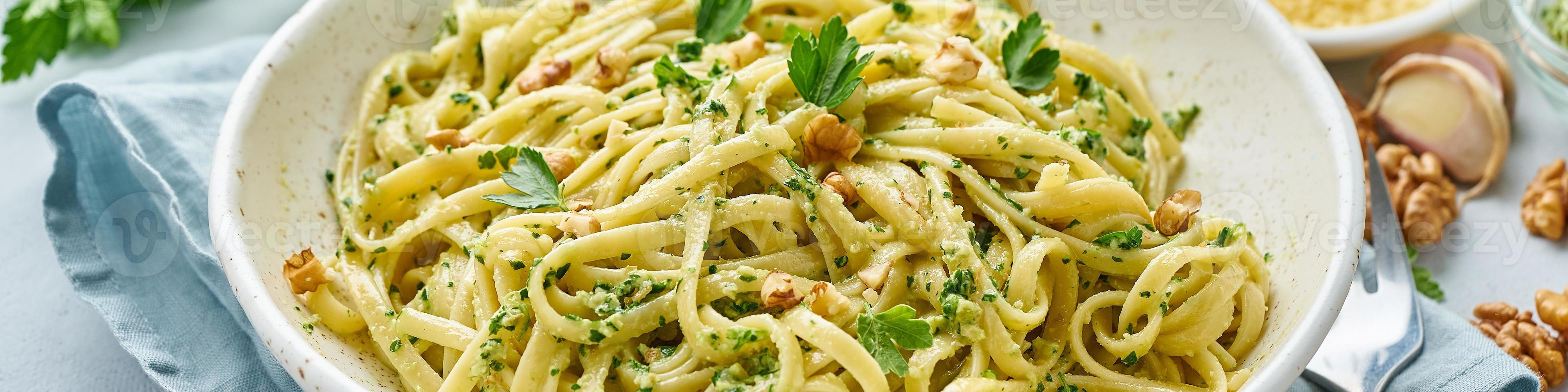 banderoll med pesto pasta, bavette med valnötter, persilja, vitlök, nötter,  olivolja 7462520 Stock Photo