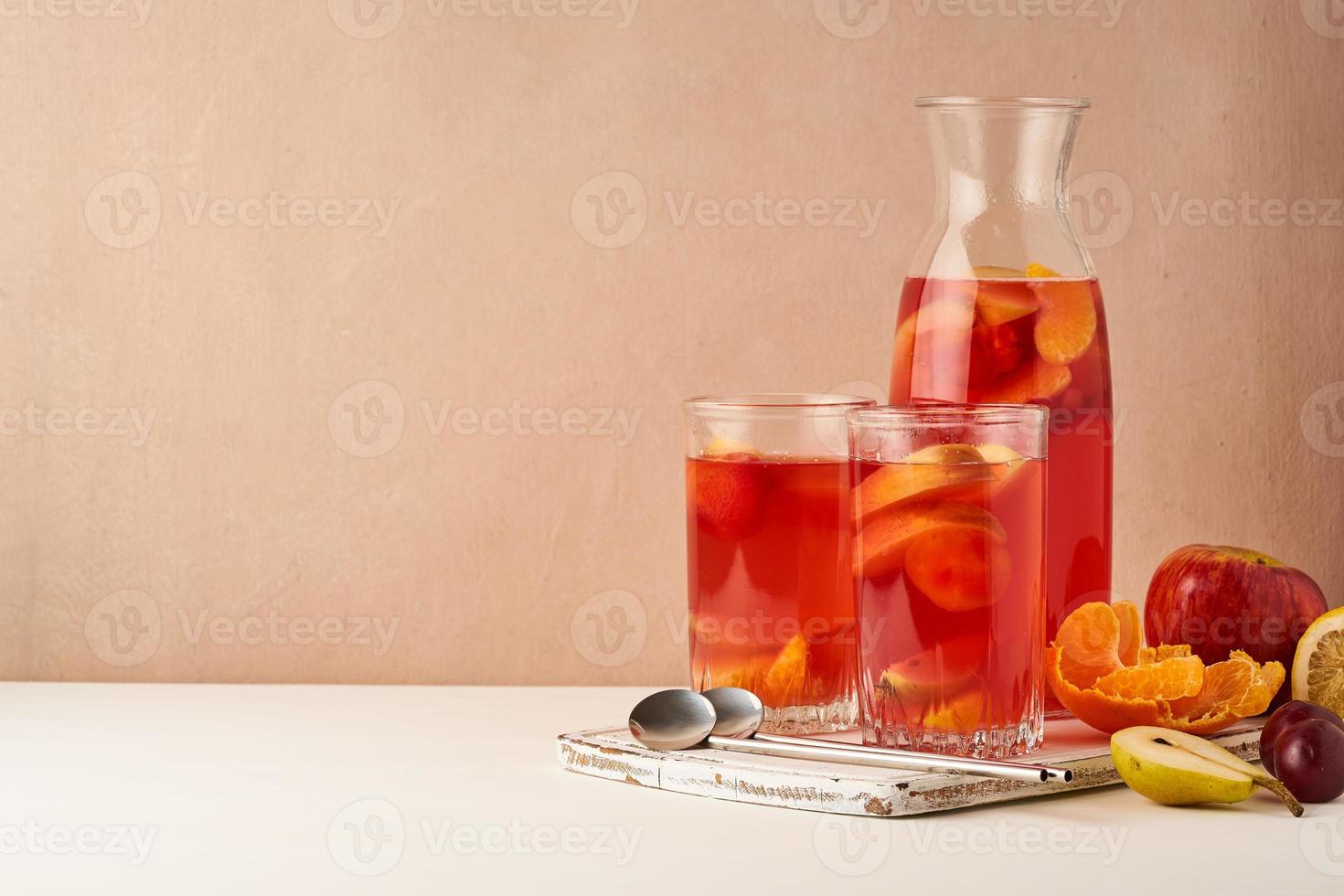 stuvade frukter i glasrör på pastell bakgrund sidovy kopia utrymme foto