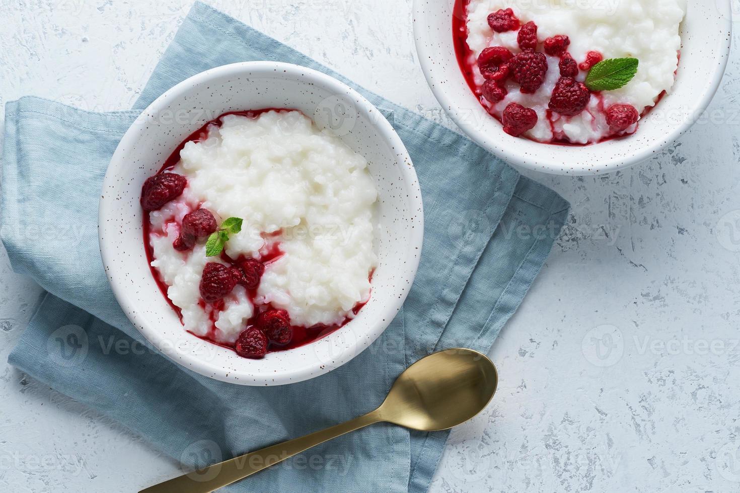 risgrynsgröt. lång banner, vegansk kokoskostfrukost med kokosmjölk, hallon foto