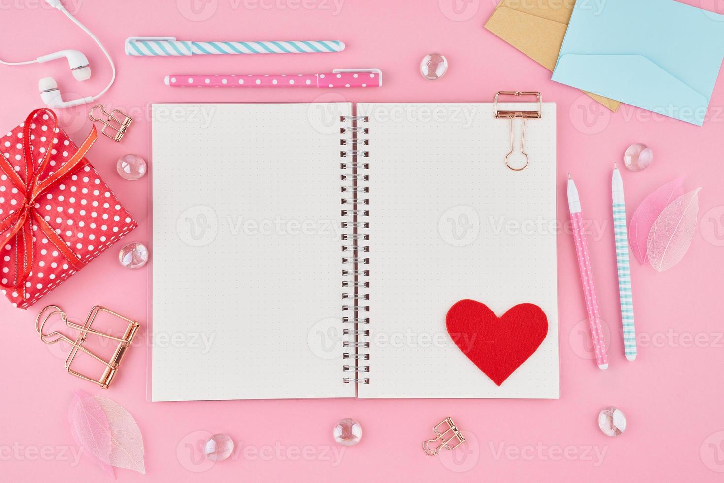 konceptet med att skriva anteckning, bokstäver för alla hjärtans dag. anteckningsboksida i bullet journal foto