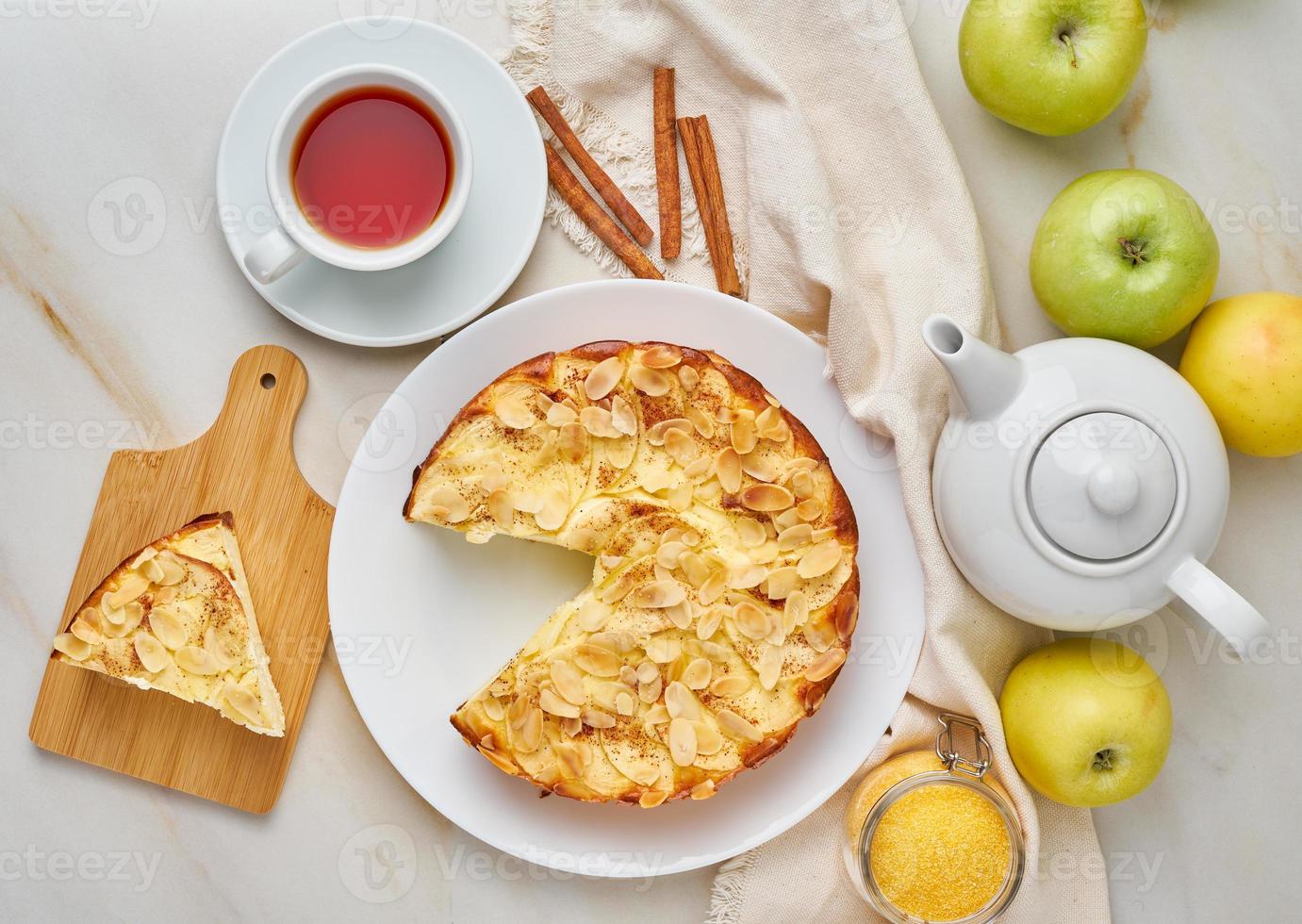 cheesecake, äppelpaj, ostmassa efterrätt med polenta, äpplen, mandelflingor foto