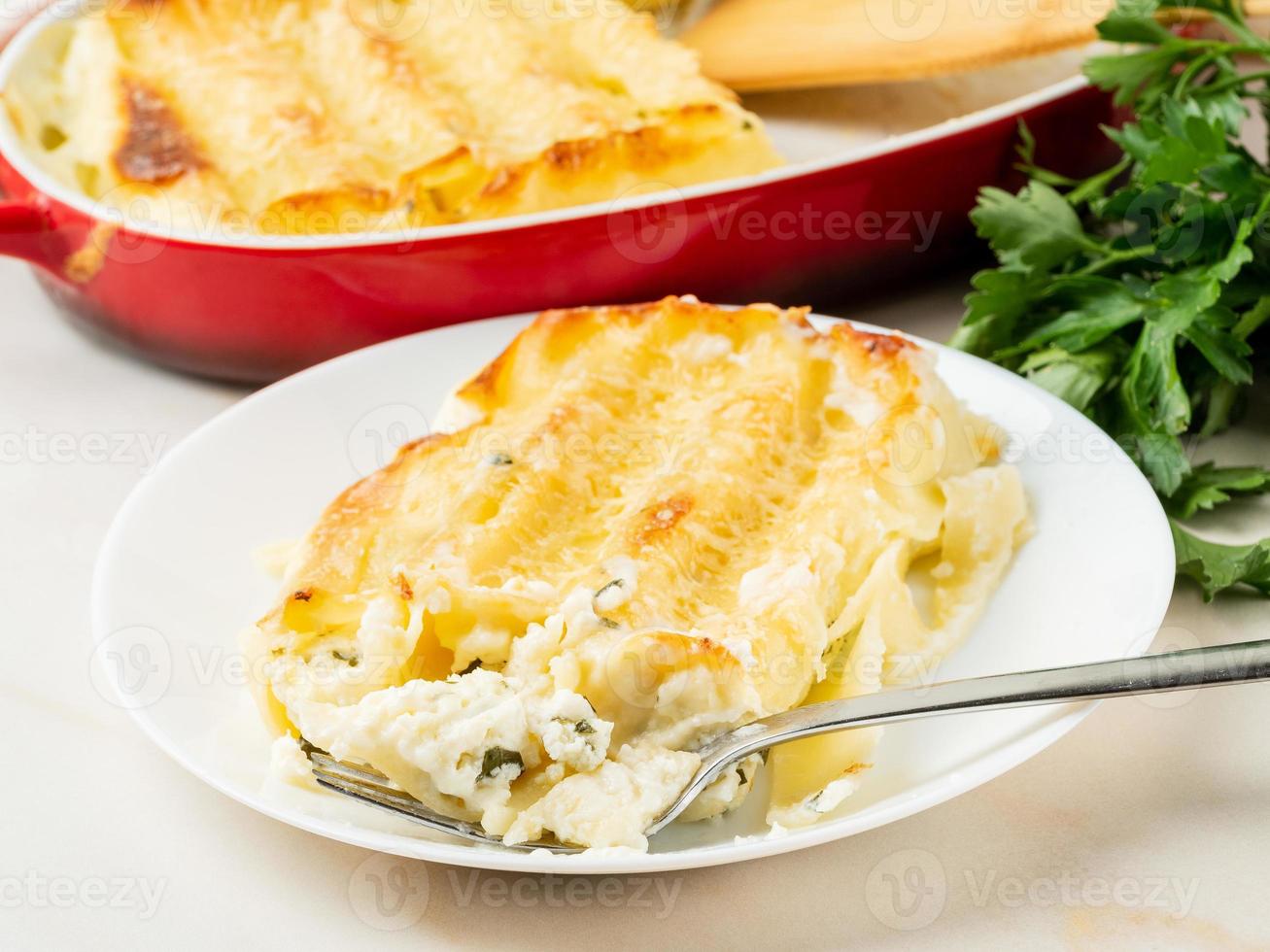 cannelloni med fyllning av ricotta och persilja, bakad med b kamelsås foto