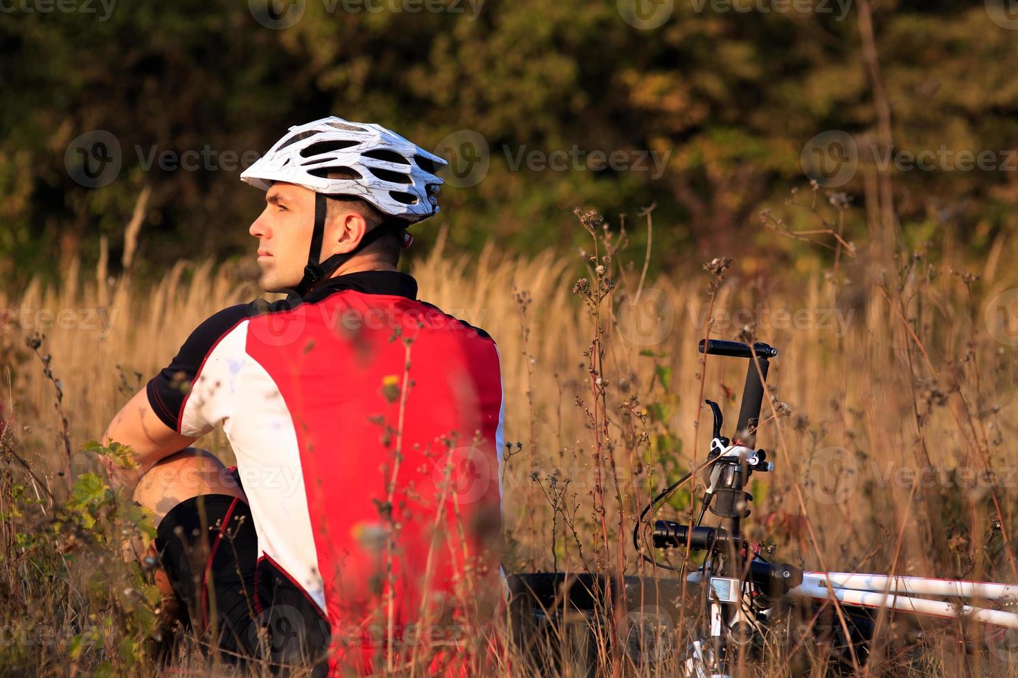 mountainbike cyklist som vilar utomhus med sin cykel foto
