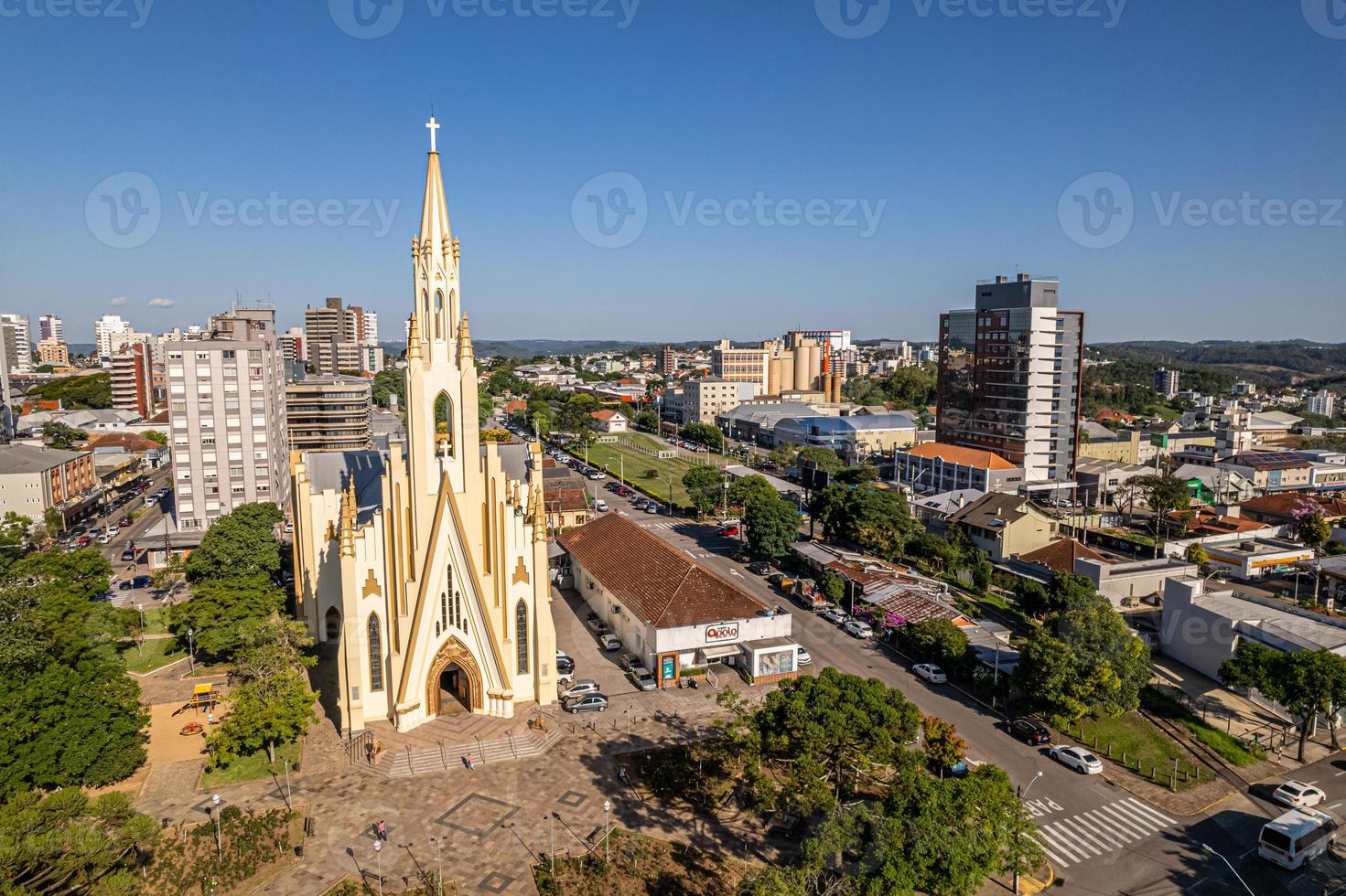 Flygfoto över bento goncalves, rio grande do sul, Brasilien. berömd stad i Brasilien. cristo rei kyrka. foto