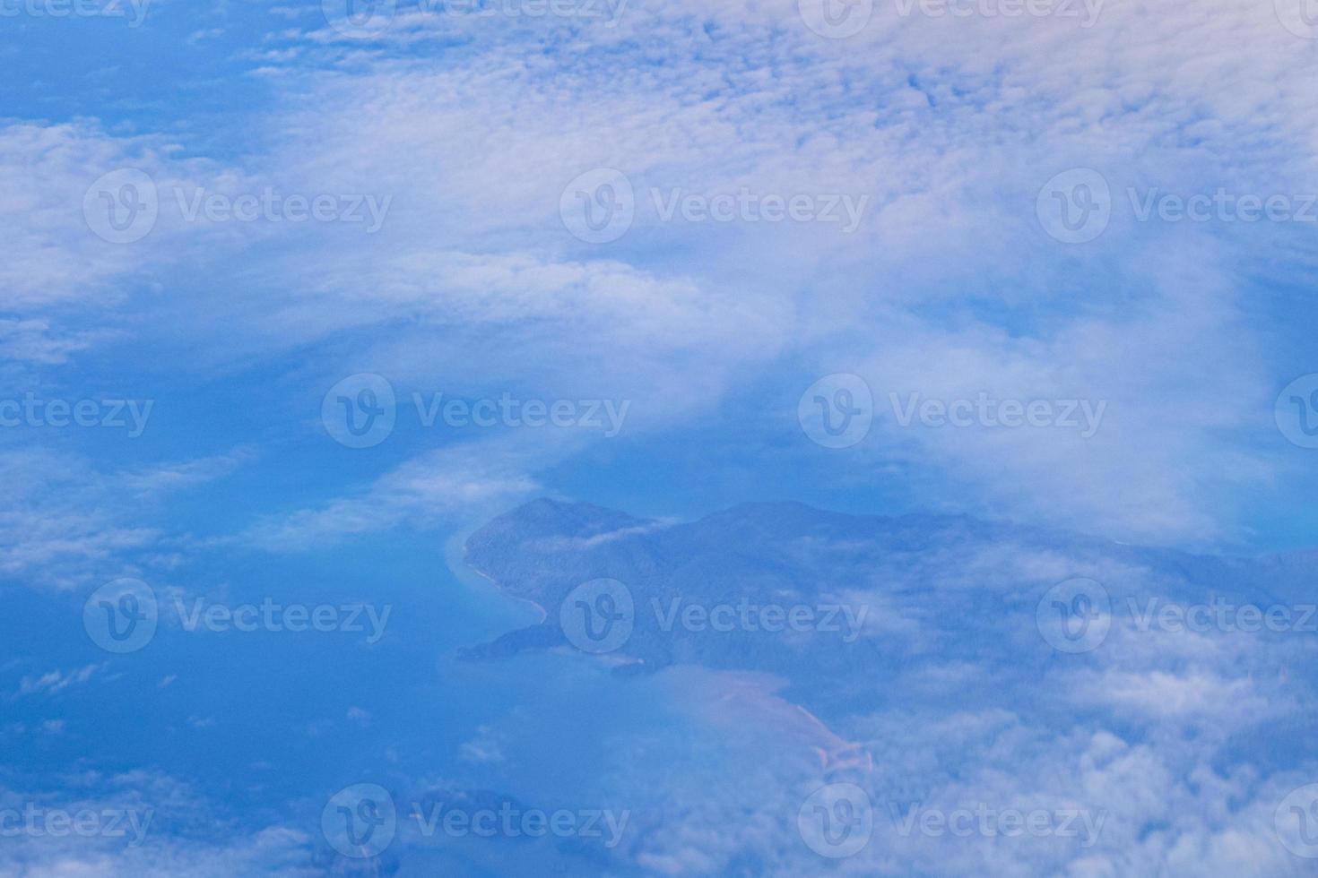 flyger över thailand panoramautsikt över öarnas stränder turkosa vatten. foto