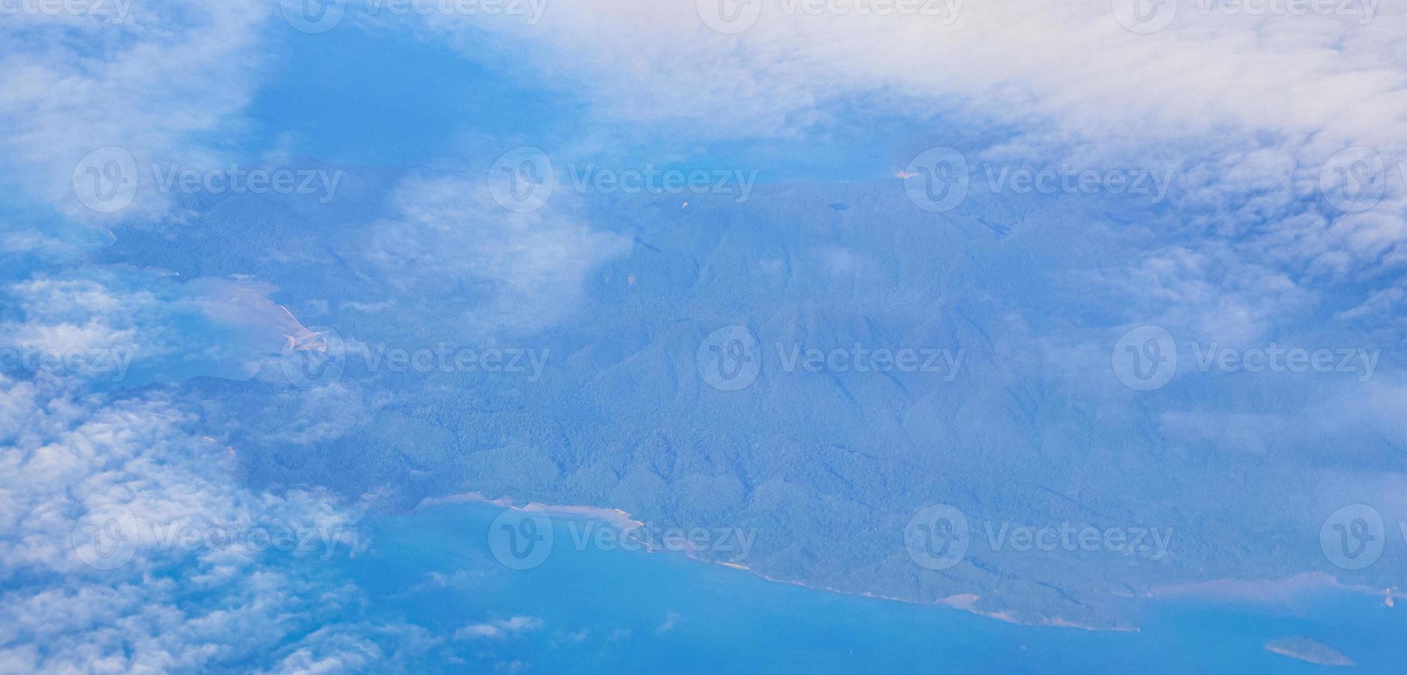 flyger över thailand panoramautsikt över öarnas stränder turkosa vatten. foto