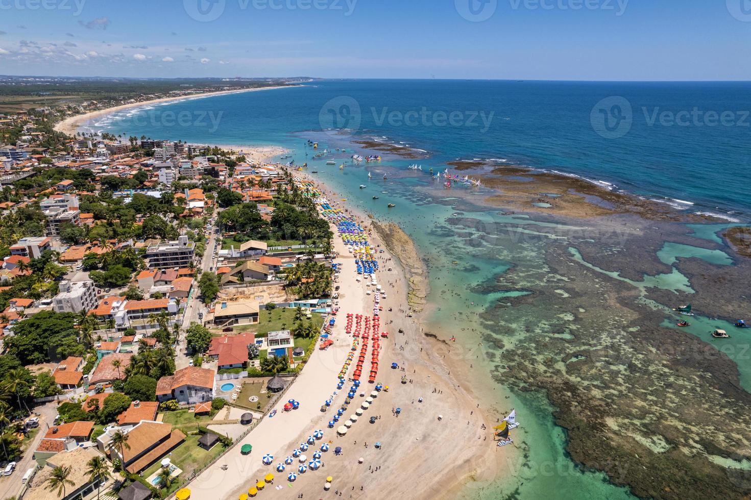 Flygfoto över porto de galinhas stränder, pernambuco, Brasilien. naturliga pooler. fantastisk semesterresa. fantastisk strandscen. foto