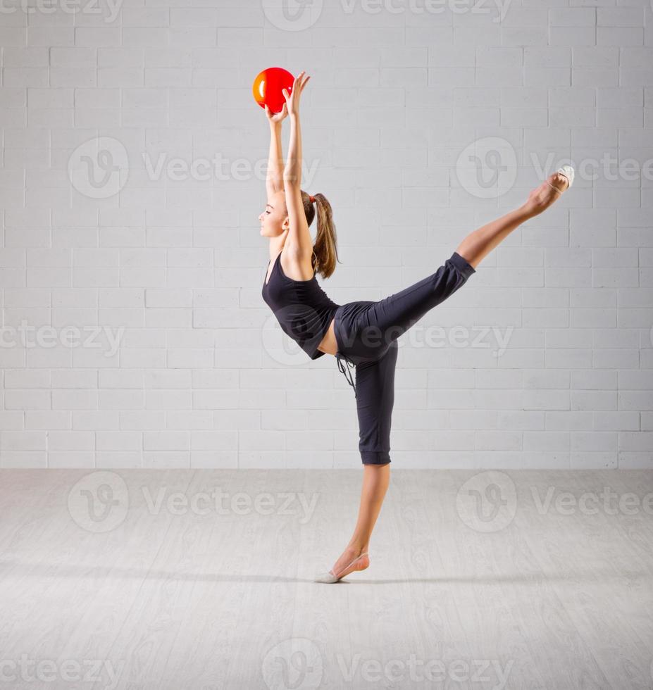 ung flicka engagerad konst gymnastik foto