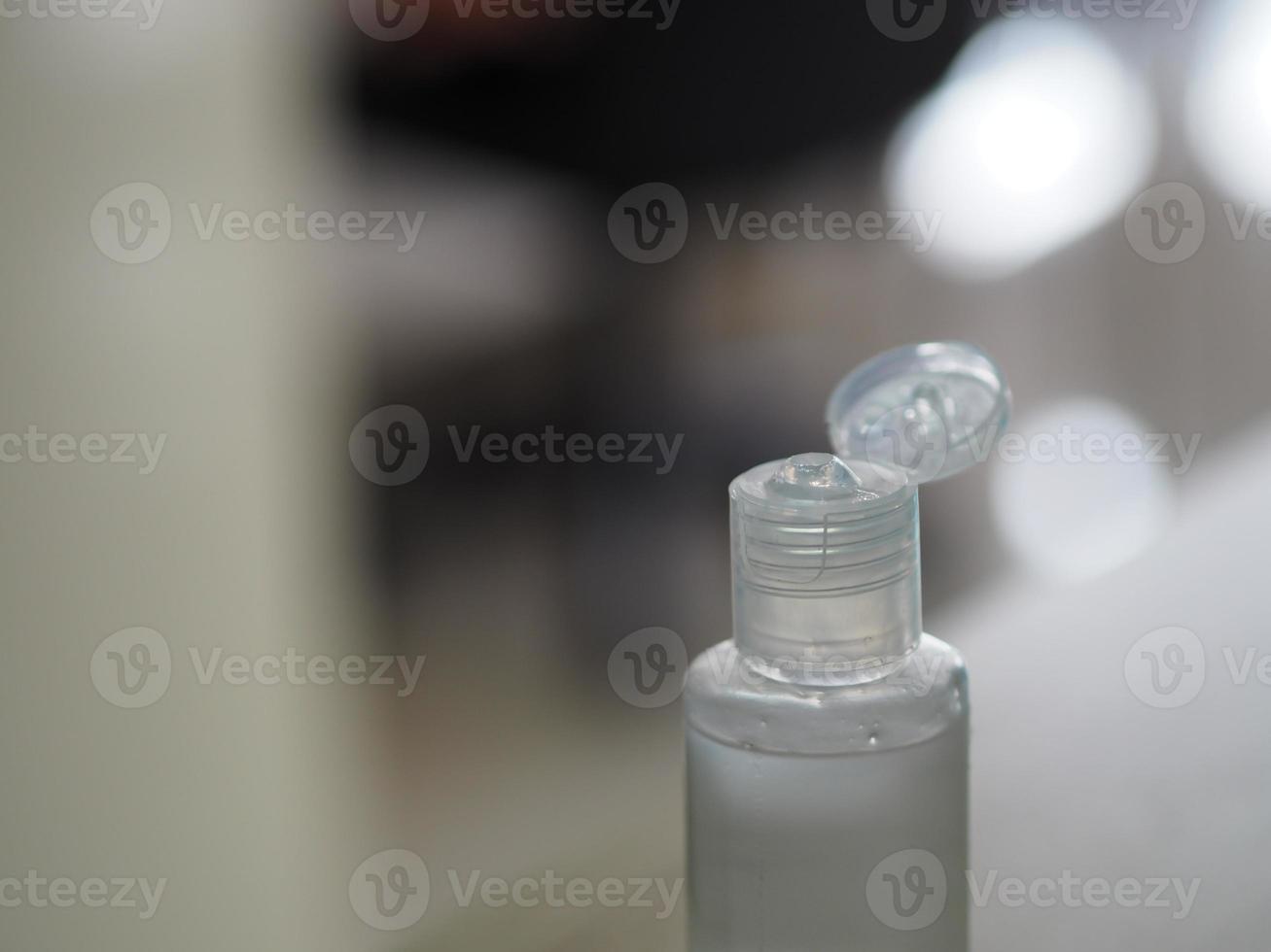 gel droppar på hand gel handdesinfektionsmedel, gel alkoholhaltig blandning med gelatin i genomskinlig plastflaska med pump som trycker tvätta rent smutsigt för att förhindra bakterier skyddar smittsam sjukdom corona virus, covid-19 foto