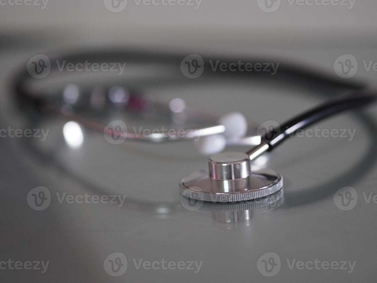 stetoskop dubbelt huvud klassiska gråa färger med kromade öronsnäckor och vita öronsnäckor svarta slangar, rostfria, rök och svarta öronsnäckor, för läkare sjuksköterska foto