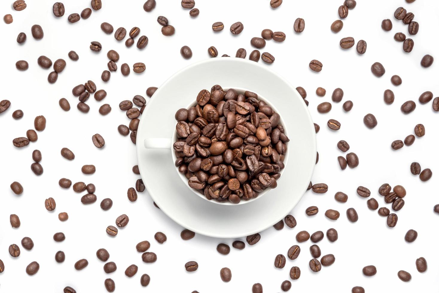 kopp och kaffebönor, isolerad på en vit bakgrund foto