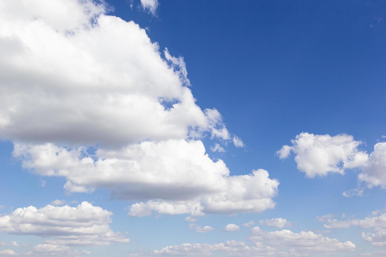 blå himmel bakgrund med vita moln, kopieringsutrymme. foto