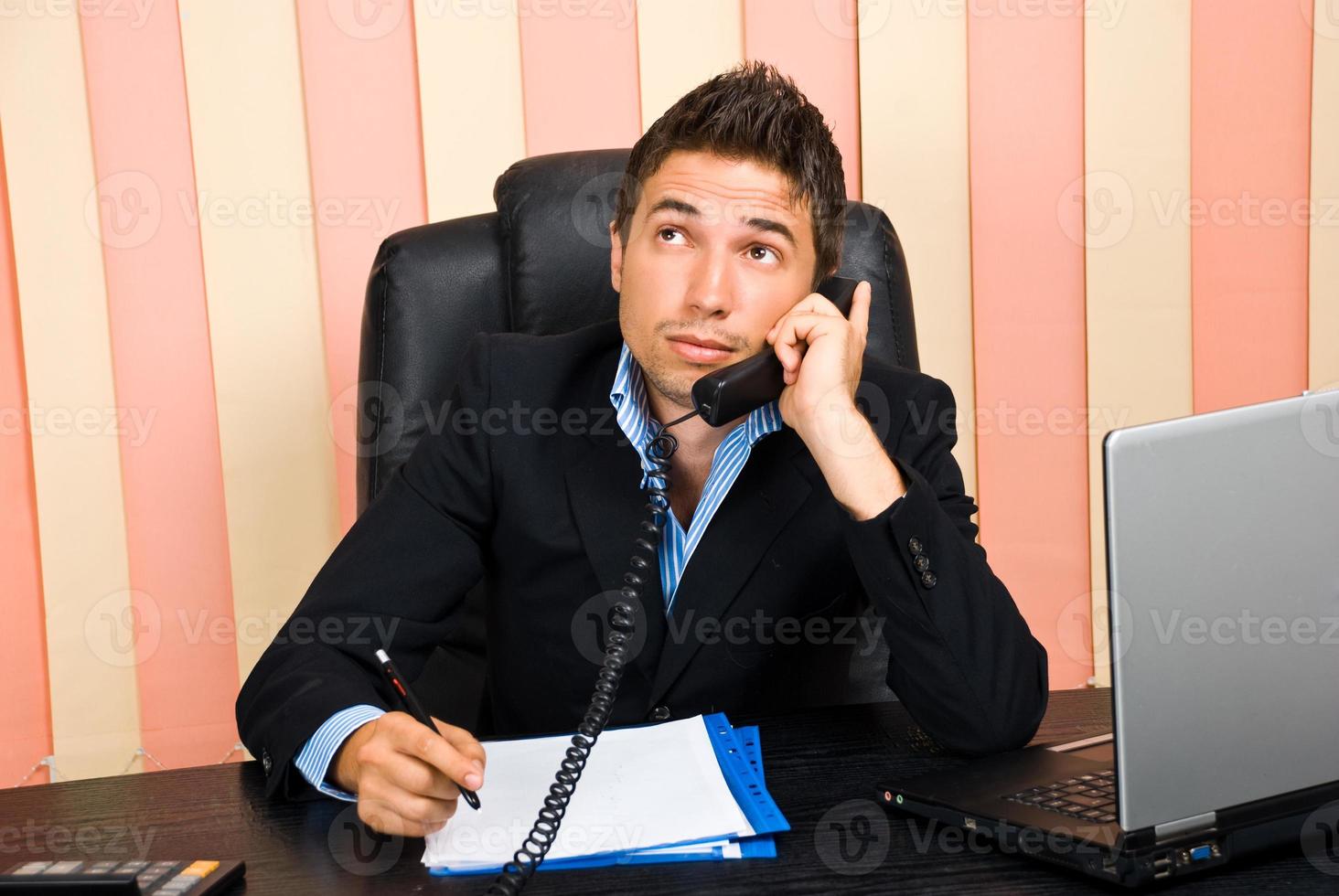 tankeväckande affärsman pratar i telefon foto