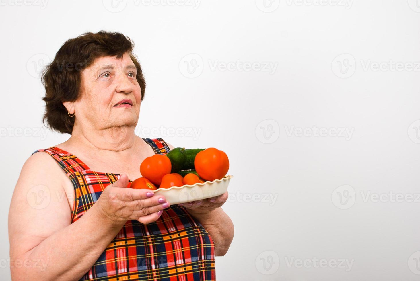 äldre håller grönsaker foto