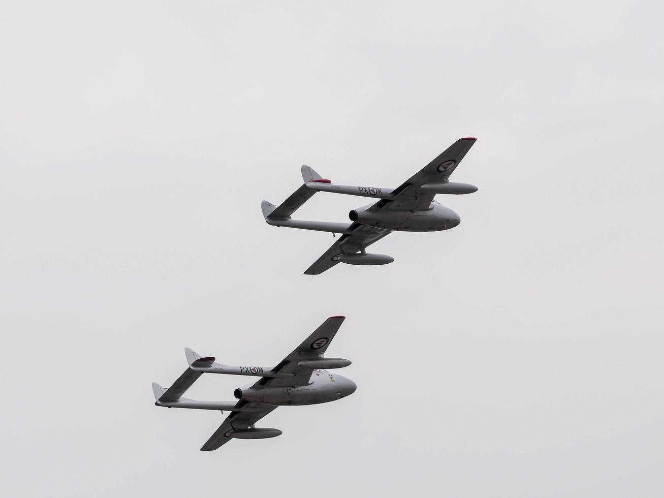 dunsfold, surrey, Storbritannien, 2016. två de havilland-vampyrer som cirkulerar över dunsfolds flygfält foto