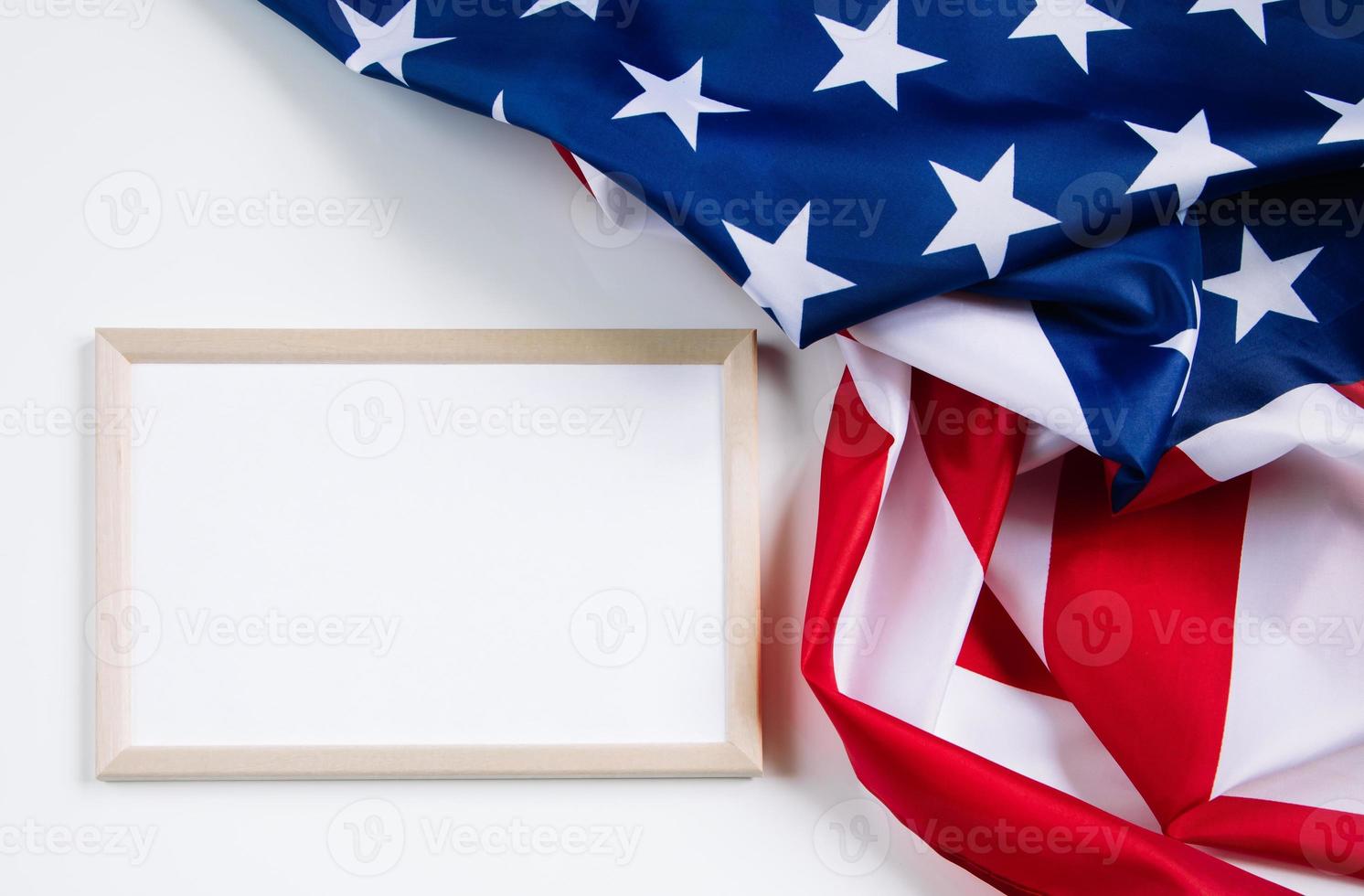 amerikanska flaggan och tom ram för text på vit bakgrund. kultur i usa. koncept för självständighet, minnesdag eller arbetsdag. foto