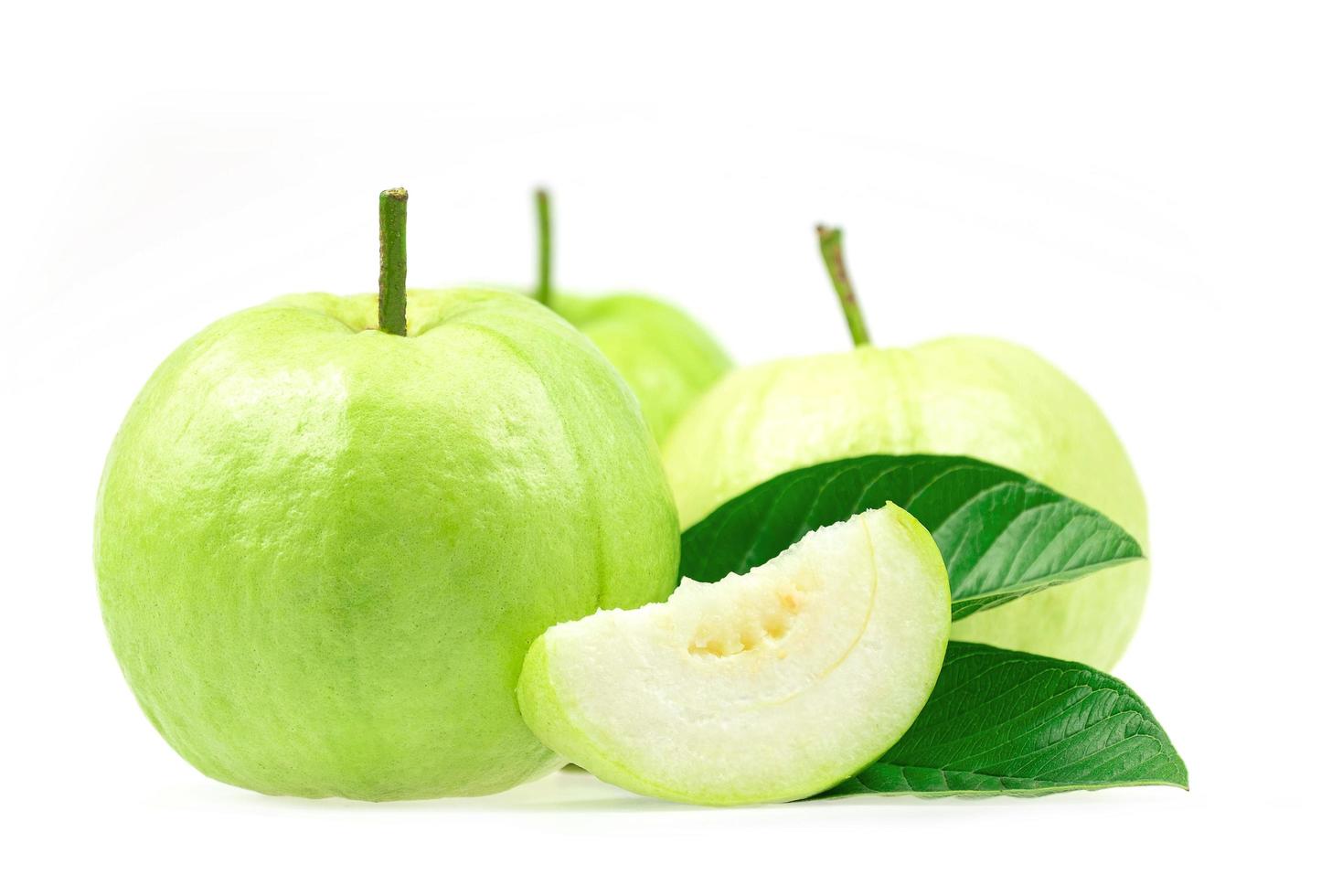 grupp av guava frukt med blad isolerad på vit bakgrund med urklippsbana foto