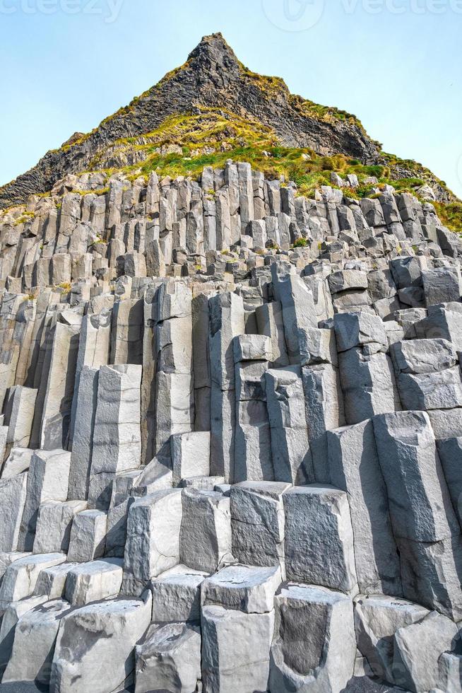 dramatiska basaltpelare på ett avlägset berg foto