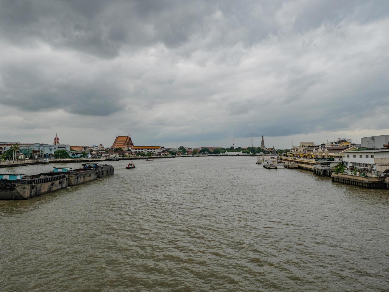 Bangkok stadsbildsvy med chao phraya-floden och regnig molnhimmel foto
