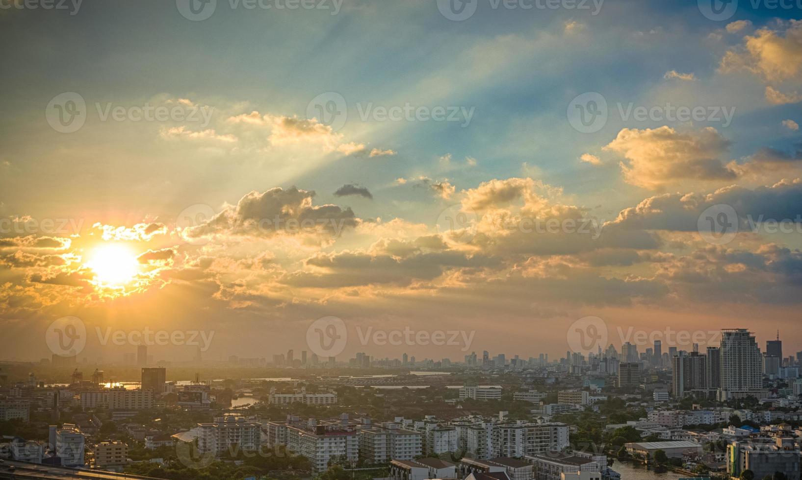solnedgång i megalopolis bangkok foto