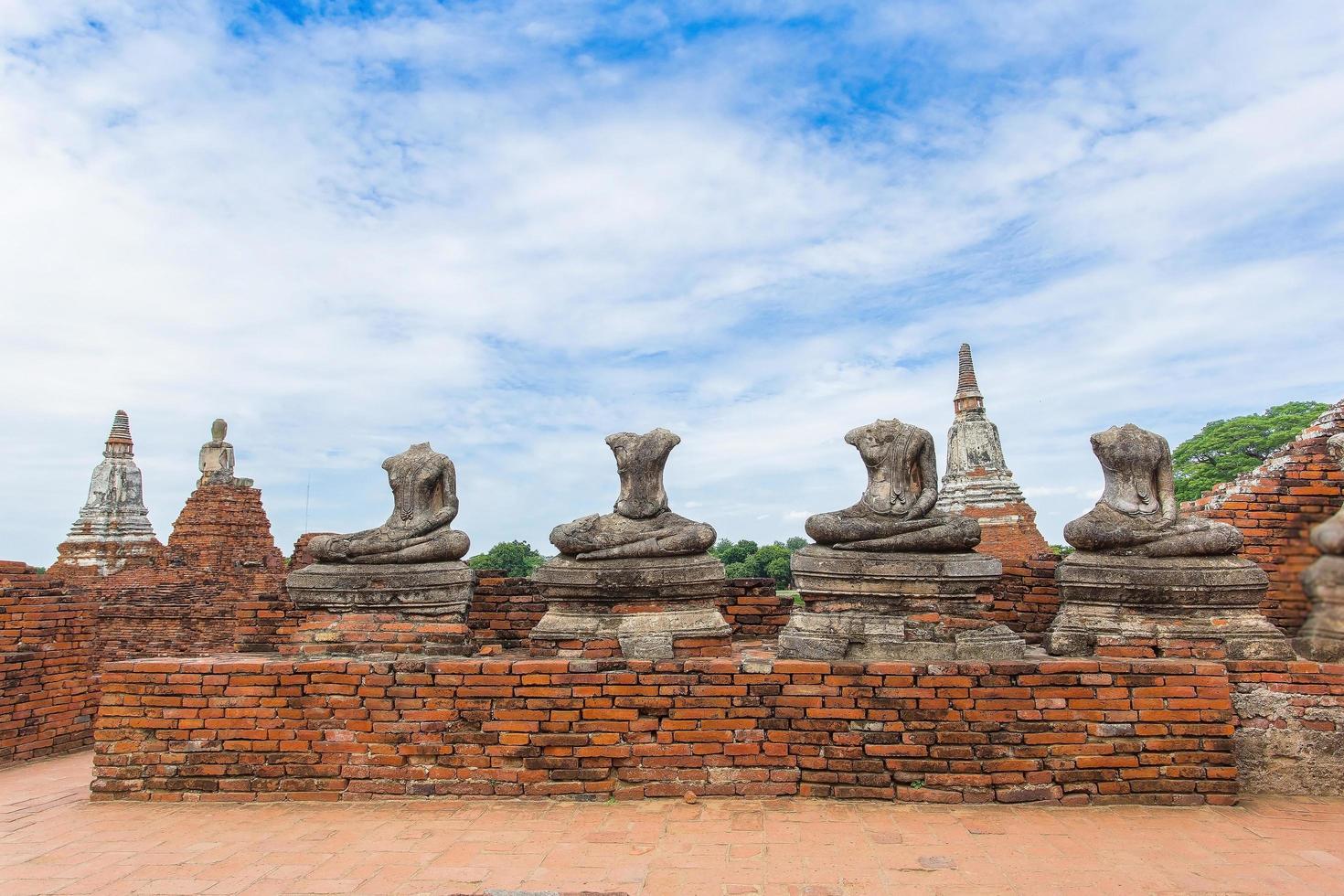 kroppen av en stenbuddhabild förstörd utomhus på en gammal mur vid templet Chaiwatthanaram, ayutthaya-provinsen, Thailand foto