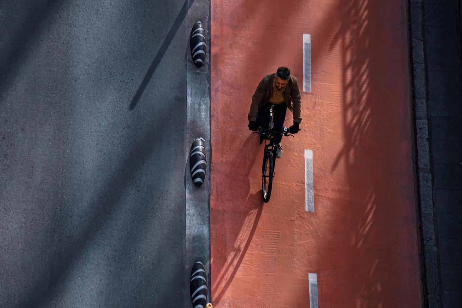 Bilbao, Vizcaya, Spanien, 2022 - cyklist på gaten foto