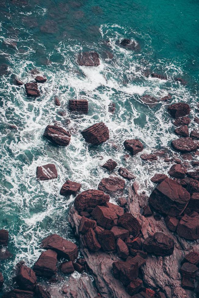 stenar på havet vid kusten i bilbao, spanien foto