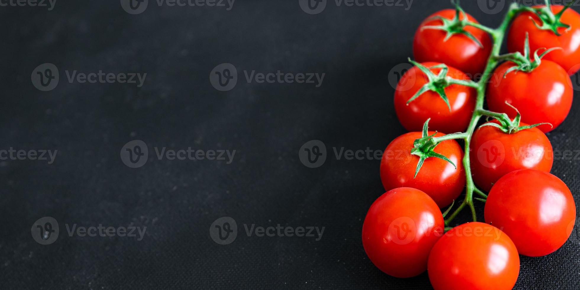 tomat körsbär grön gren grönsak färsk hälsosam måltid mat mellanmål på bordet kopia utrymme foto
