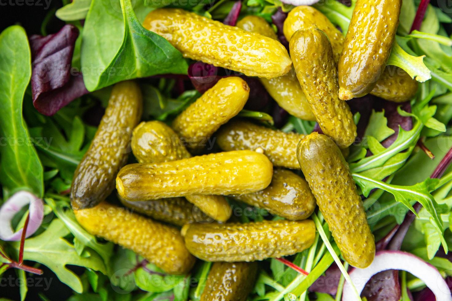 gurkor sallad gurka salta gröna blad blanda färsk måltid mat kost mellanmål på bordet kopia utrymme foto