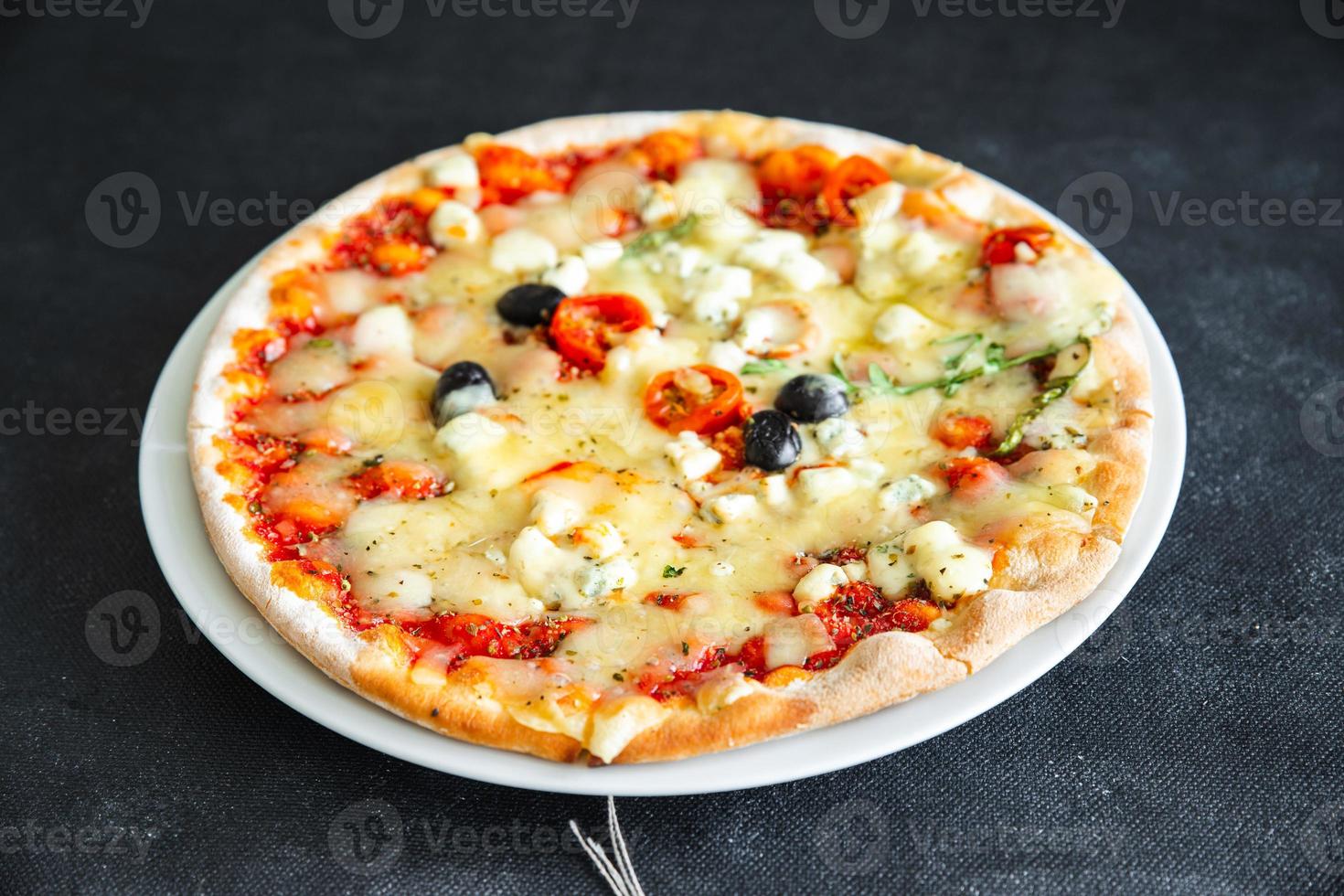 vegetabilisk pizza ost, tomatsås, oliv färsk måltid mat mellanmål på bordet kopia utrymme mat foto