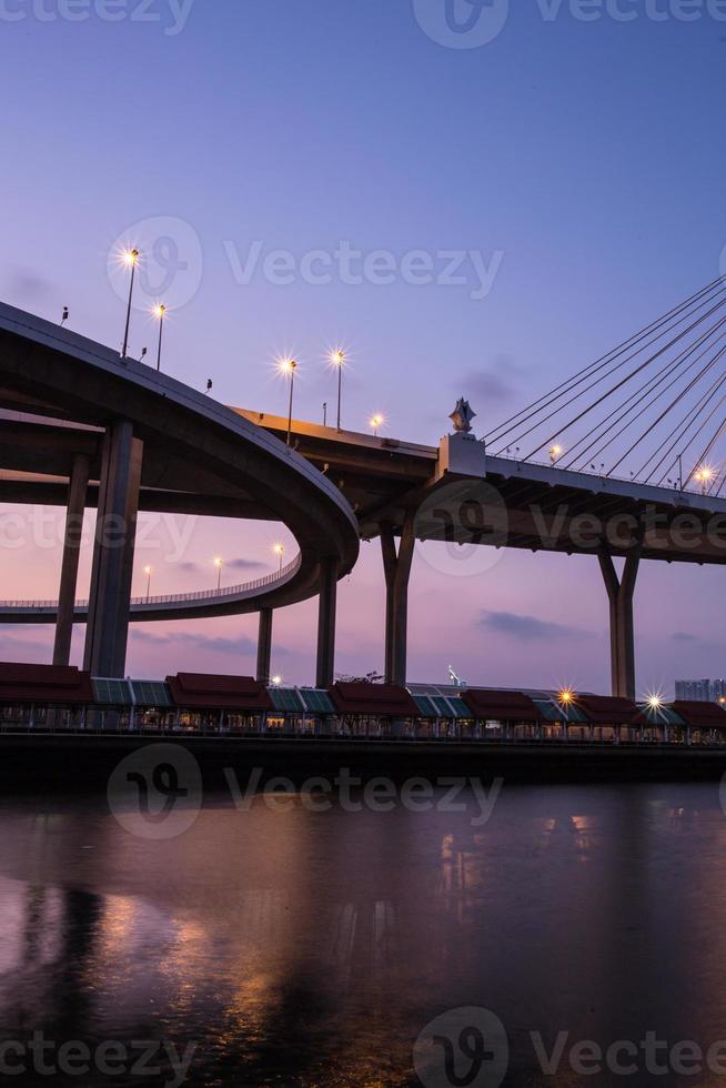 natt scen bhumibol bridge, bangkok, thailand foto