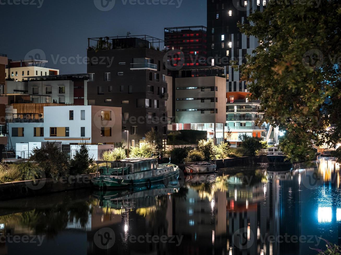 nattbilder av upplysta nya vackra byggnader i Strasbourg foto