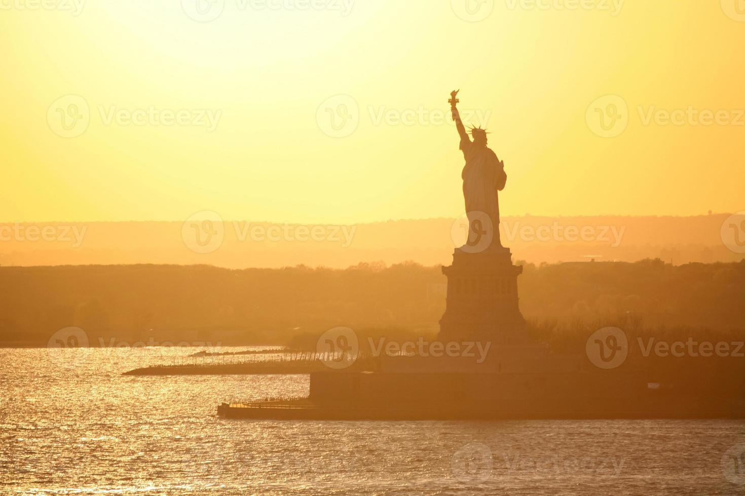 frihetsstaty i new york vid solnedgången foto