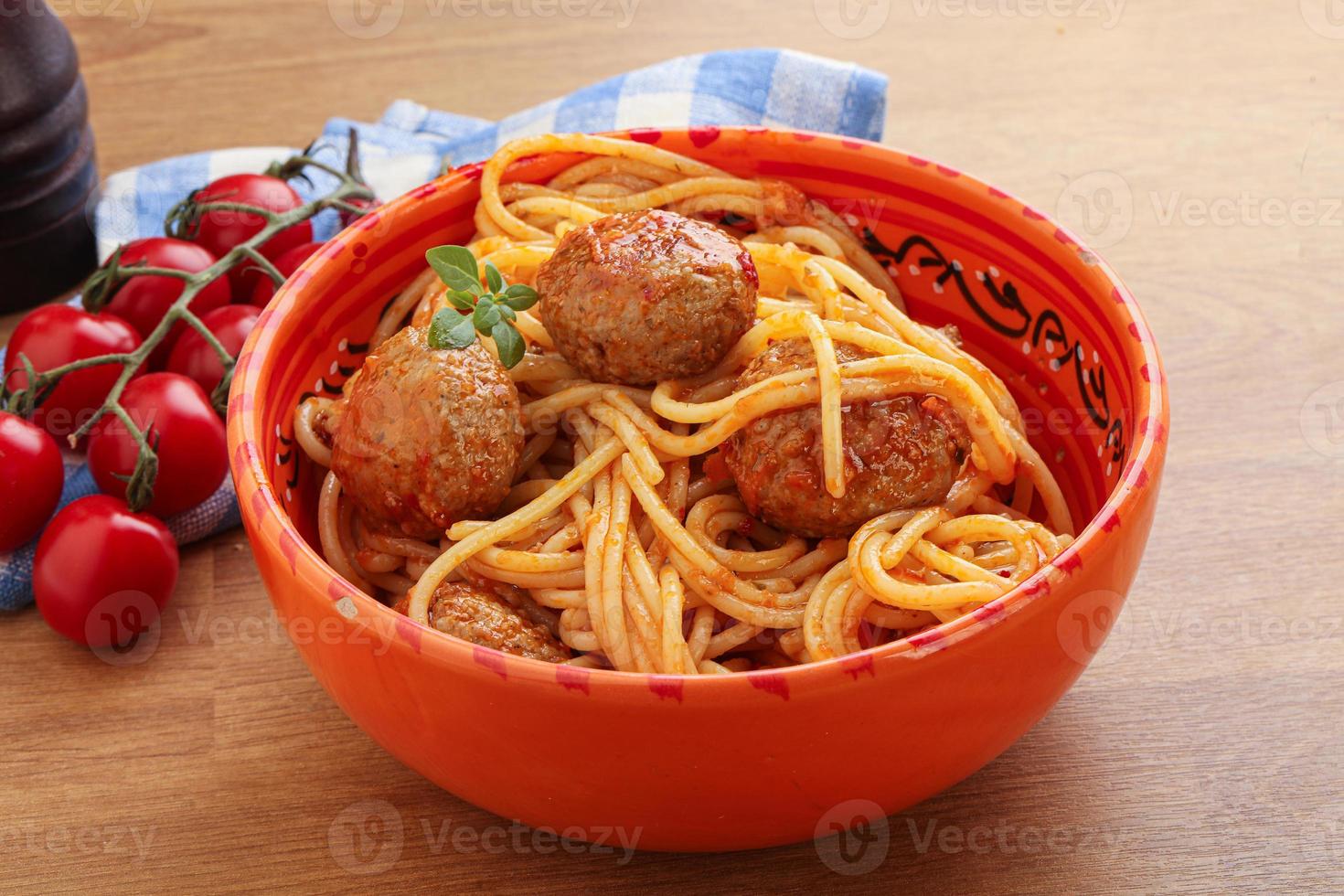 spagetti med köttbulle i tomatsås foto