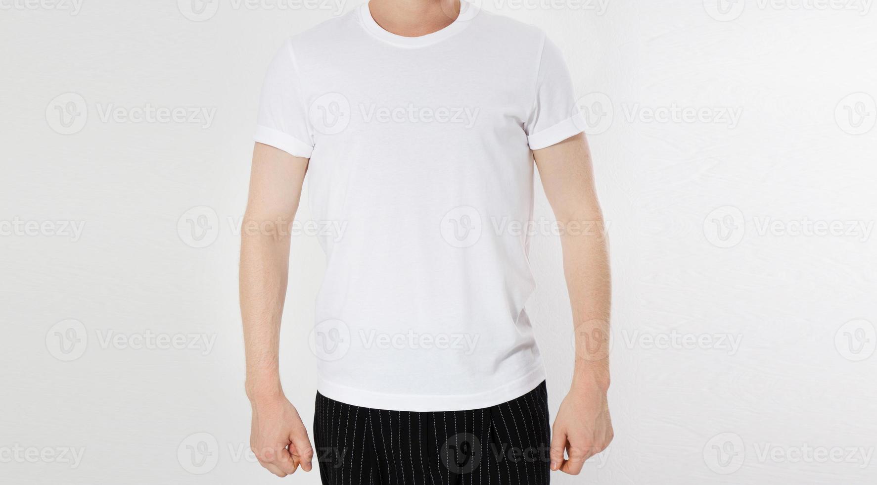 vit t-shirt på mall för en ung man isolerad på vit bakgrund närbild kopia utrymme, manlig t-shirt kopia utrymme foto