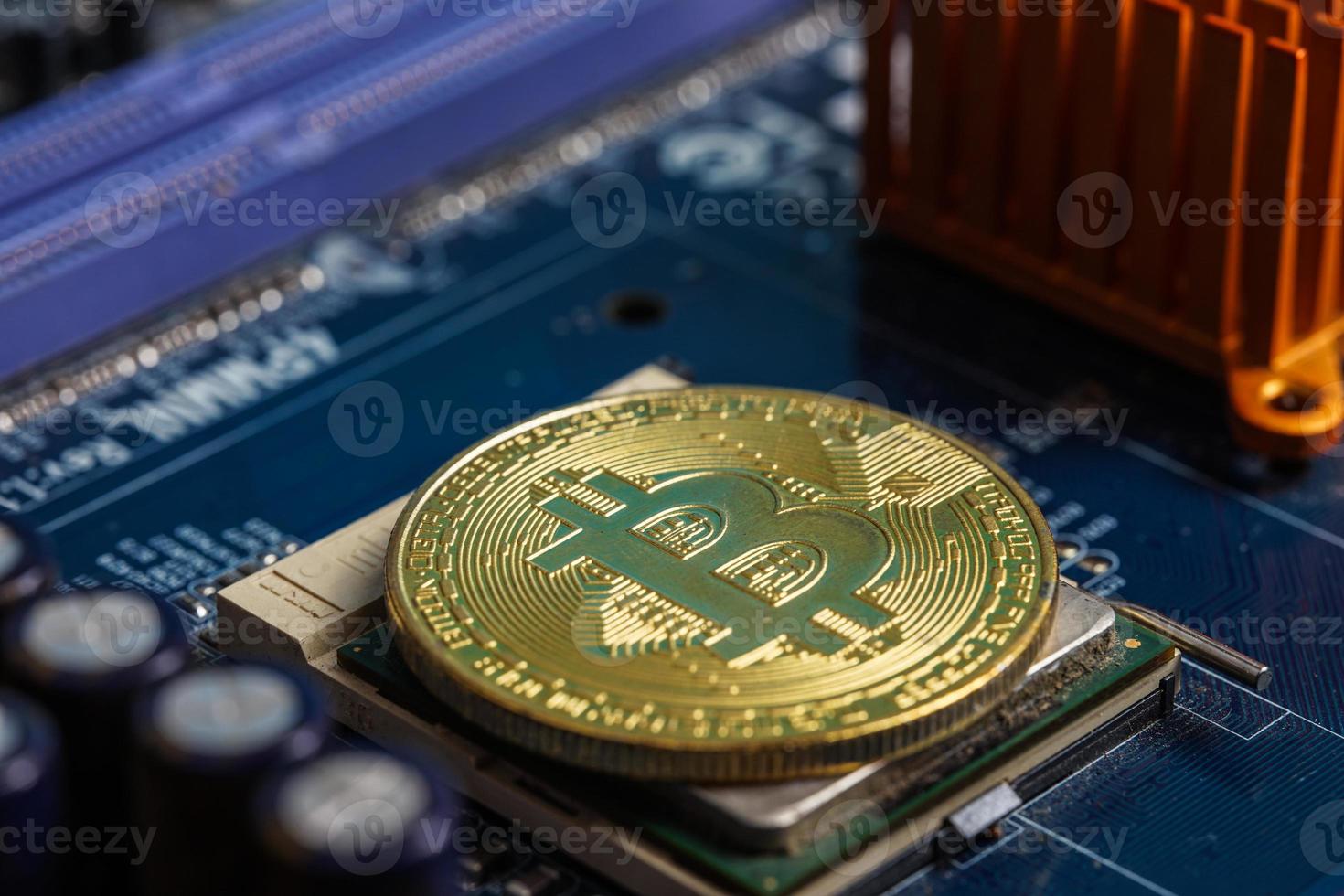 guld bitcoin elektronisk dator processor kort foto