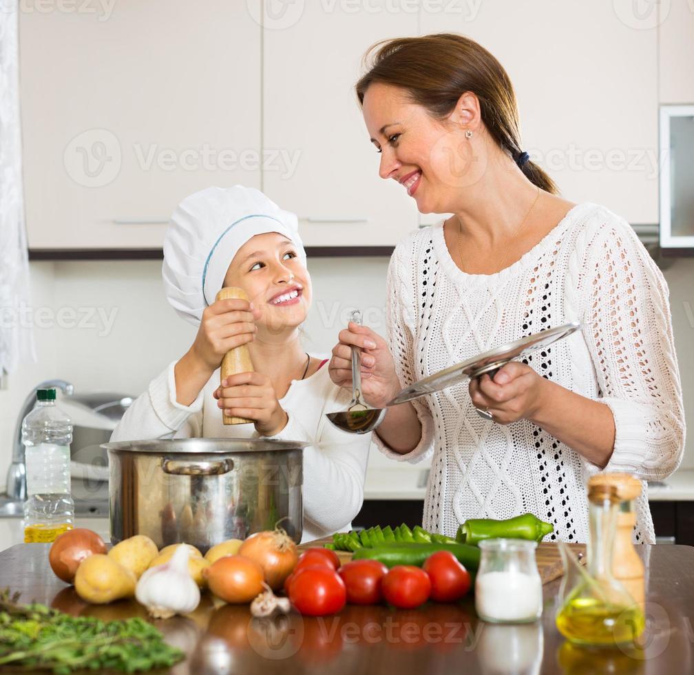 mamma och dotter som lagar mat tillsammans foto