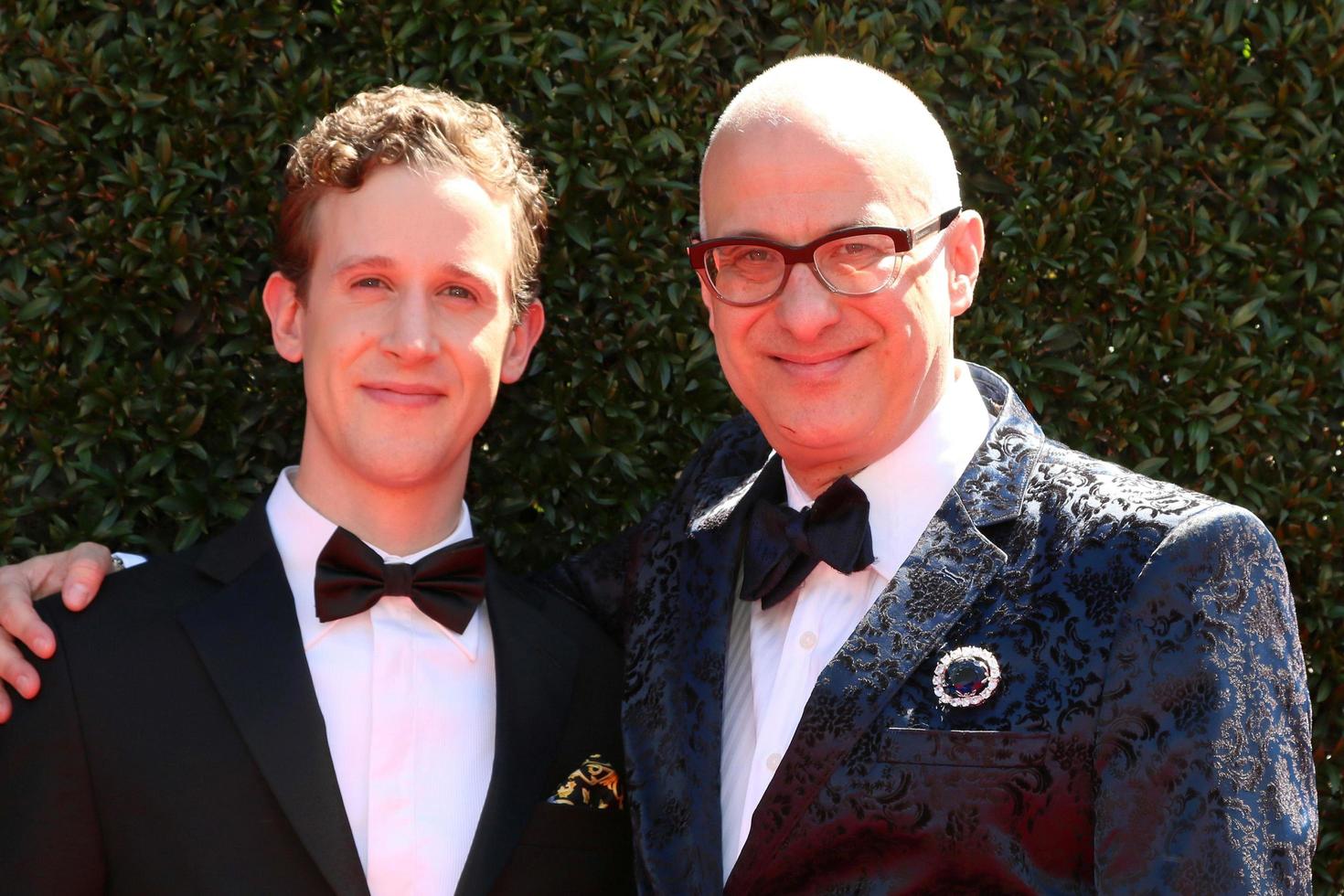 los angeles 30 april, alex wyse, michael einfeld vid den 44:e dagen Emmy Awards ankomster till pasadena civic auditorium den 30 april 2017 i pasadena, ca. foto