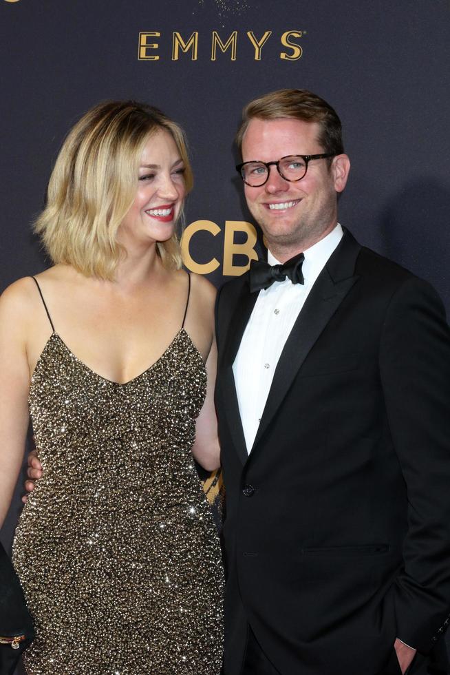 los angeles 17 sep, abby elliott, bill kennedy vid den 69:e primetime emmy awards ankomster till microsoft theater den 17 september 2017 i los angeles, ca. foto