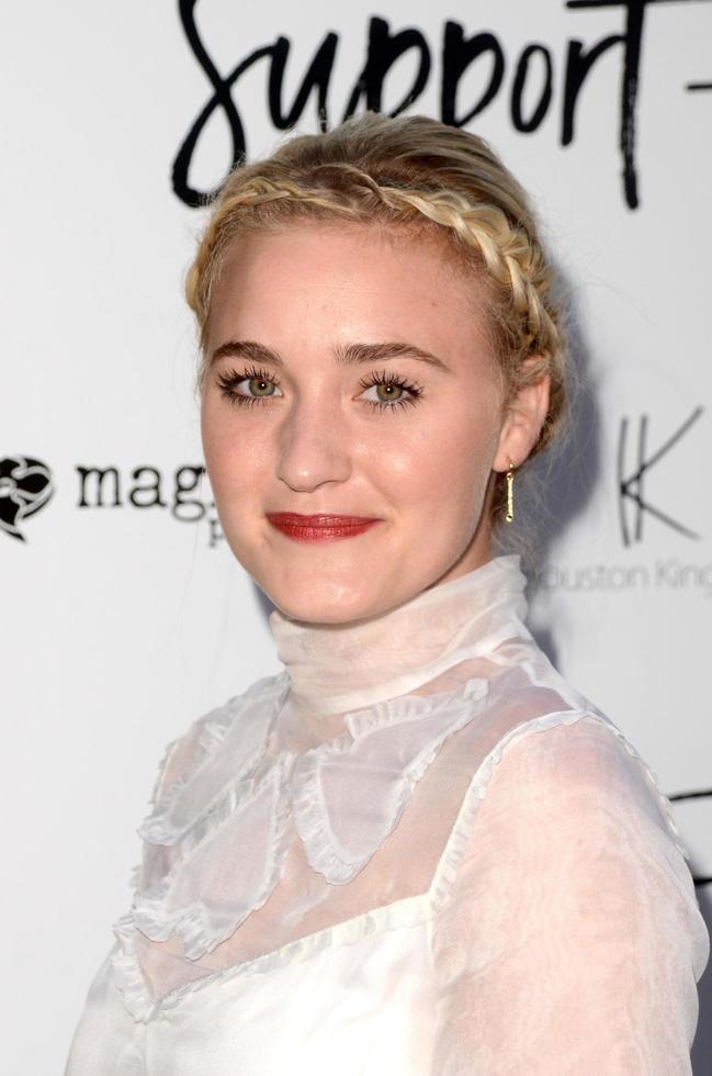 los angeles 22 aug, aj michalka på supporten the girls los angeles premiär på arclight teatern den 22 augusti 2018 i los angeles, ca. foto