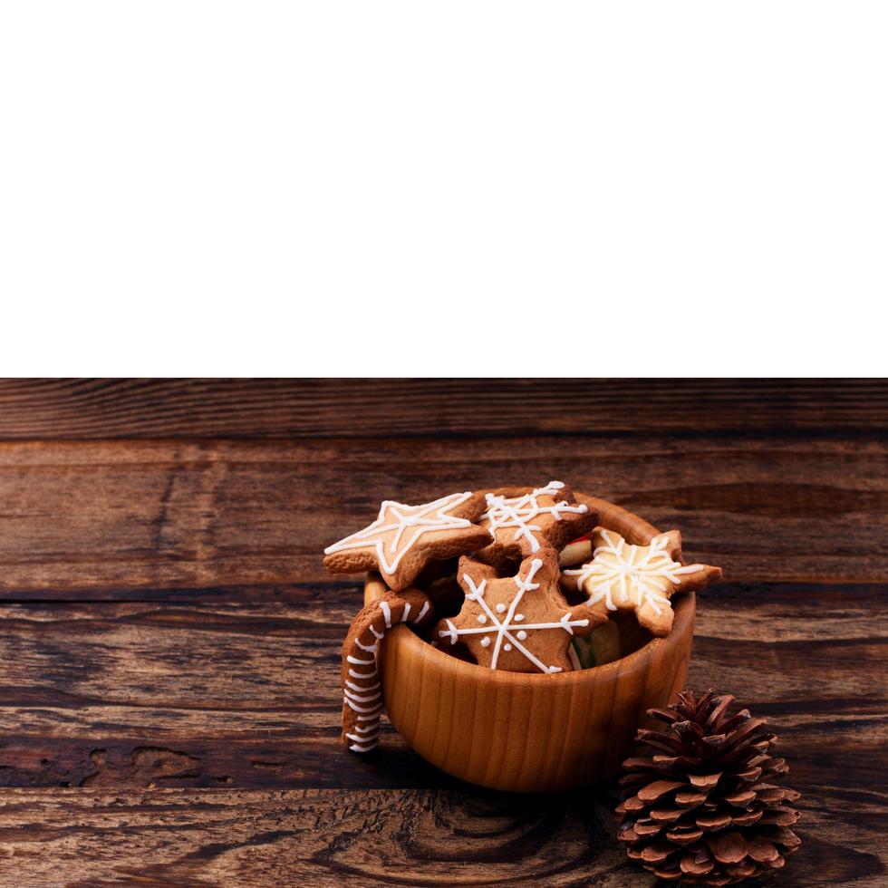 knar och julmat söta kakor på träbord isolerad på vit bakgrund. kopieringsutrymme. selektiv fokusering. gott nytt år koncept. foto