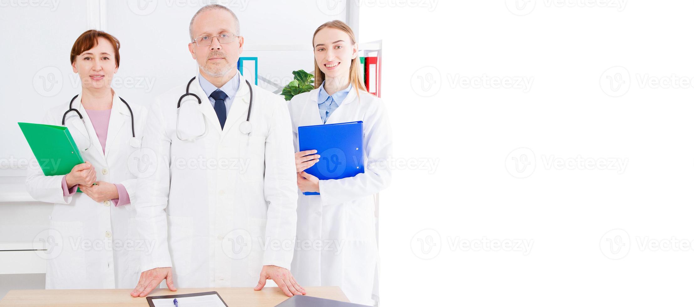 läkare poserar med medicinsk personal, sjuksköterska på kontoret och kopia utrymme, banner av skylt foto