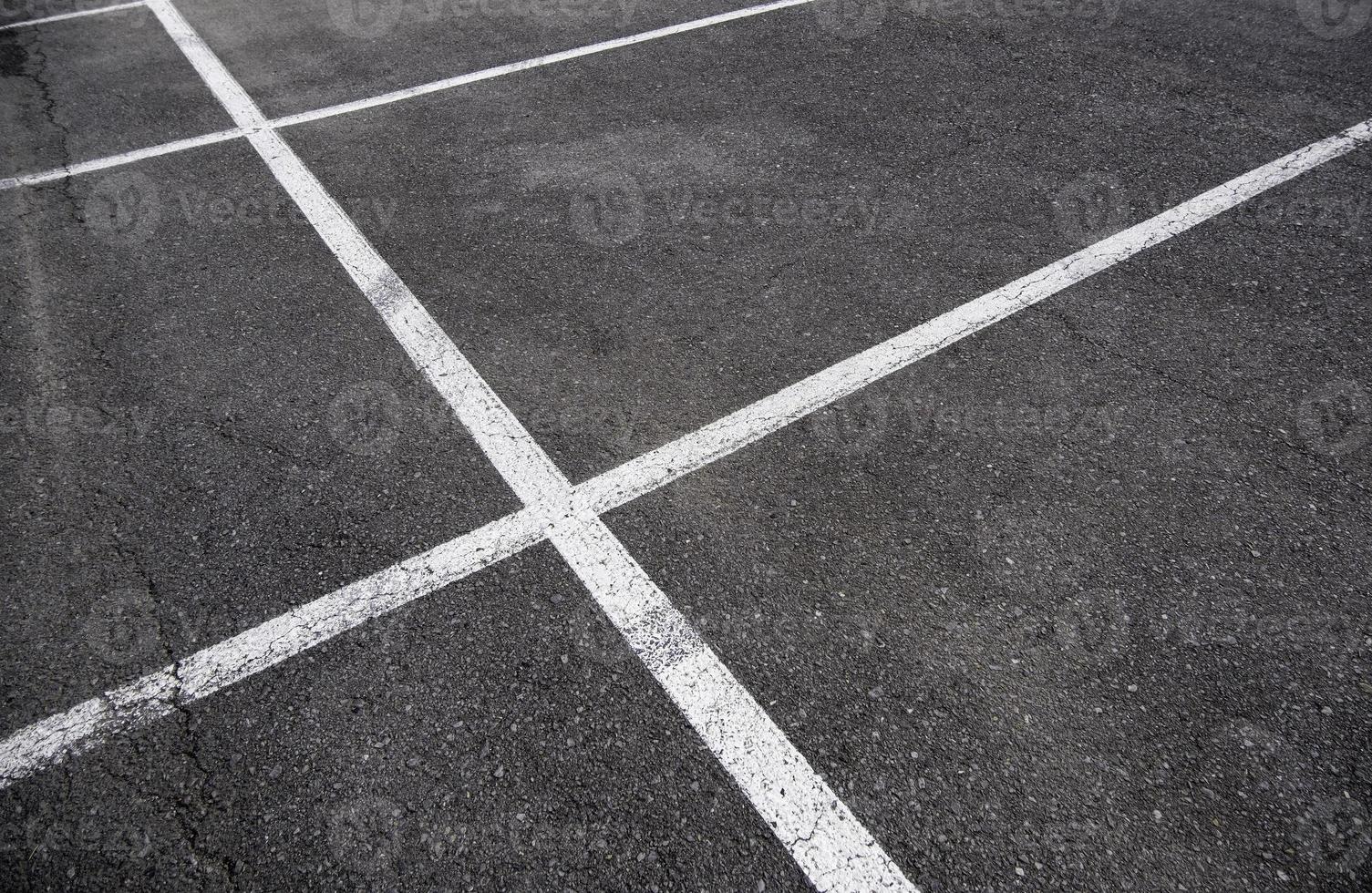 parkeringslinjer på asfalten foto