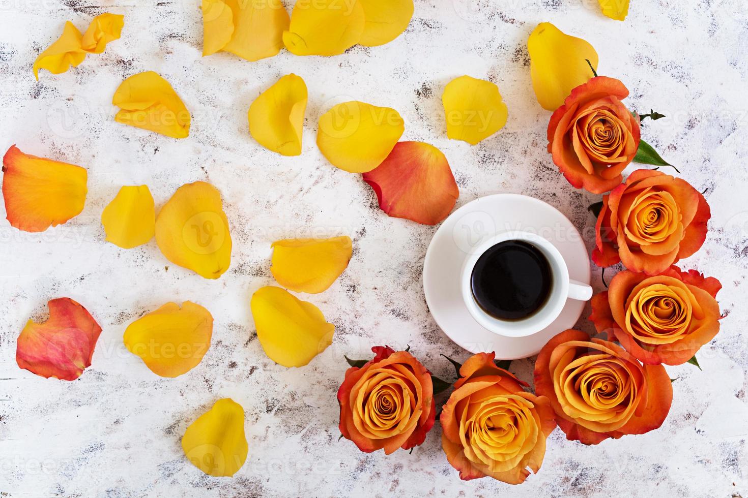 kopp kaffe och ros på en vit bakgrund. toppvy foto