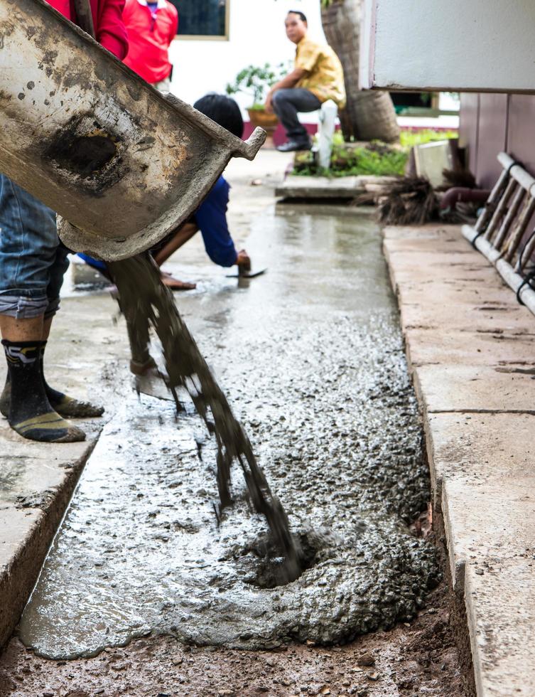 arbetare häller betongkontroll. foto