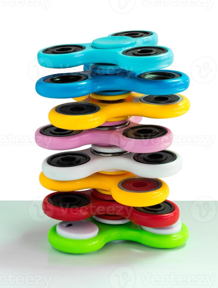 färgglada spinnare staplade. foto
