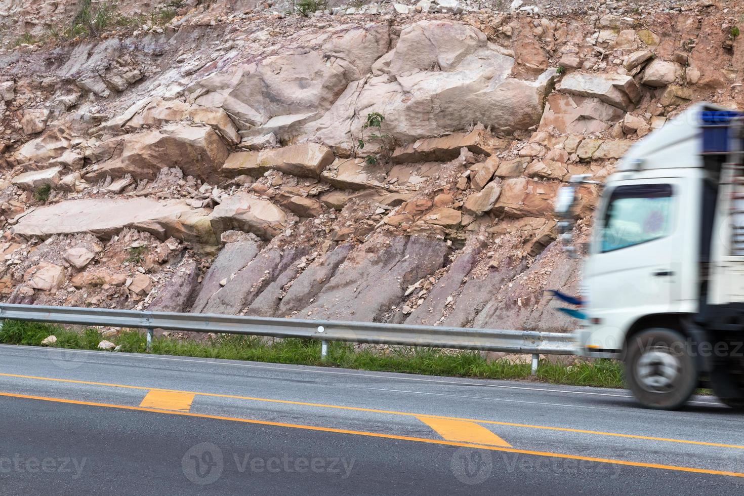 stora klippor med lastbilar. foto