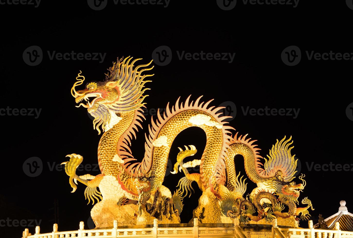 gyllene drake med ljus. foto