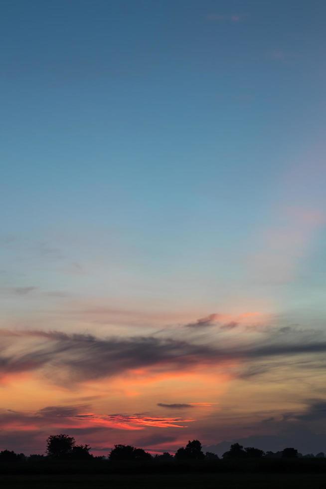 soluppgång moln landsbygdens himmel. foto